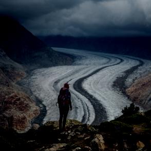 Wanderin geniesst die Aussicht über den mächtigen Aletschgletscher