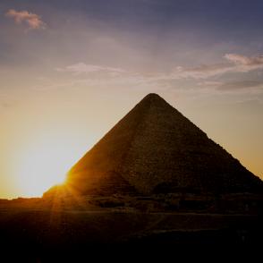 Pyramiden von Chephren Khafra im Nachtlicht bei Sonnenuntergang.