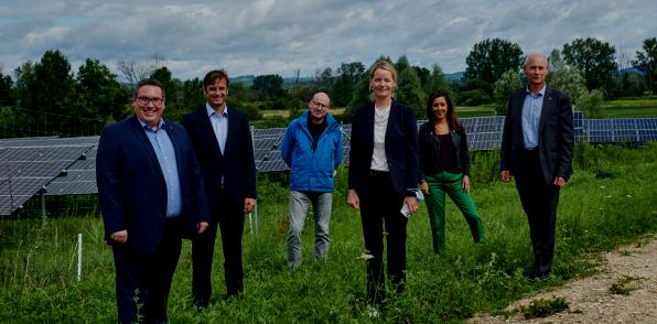 Gruppenfoto Einweihung Solarpark Moos